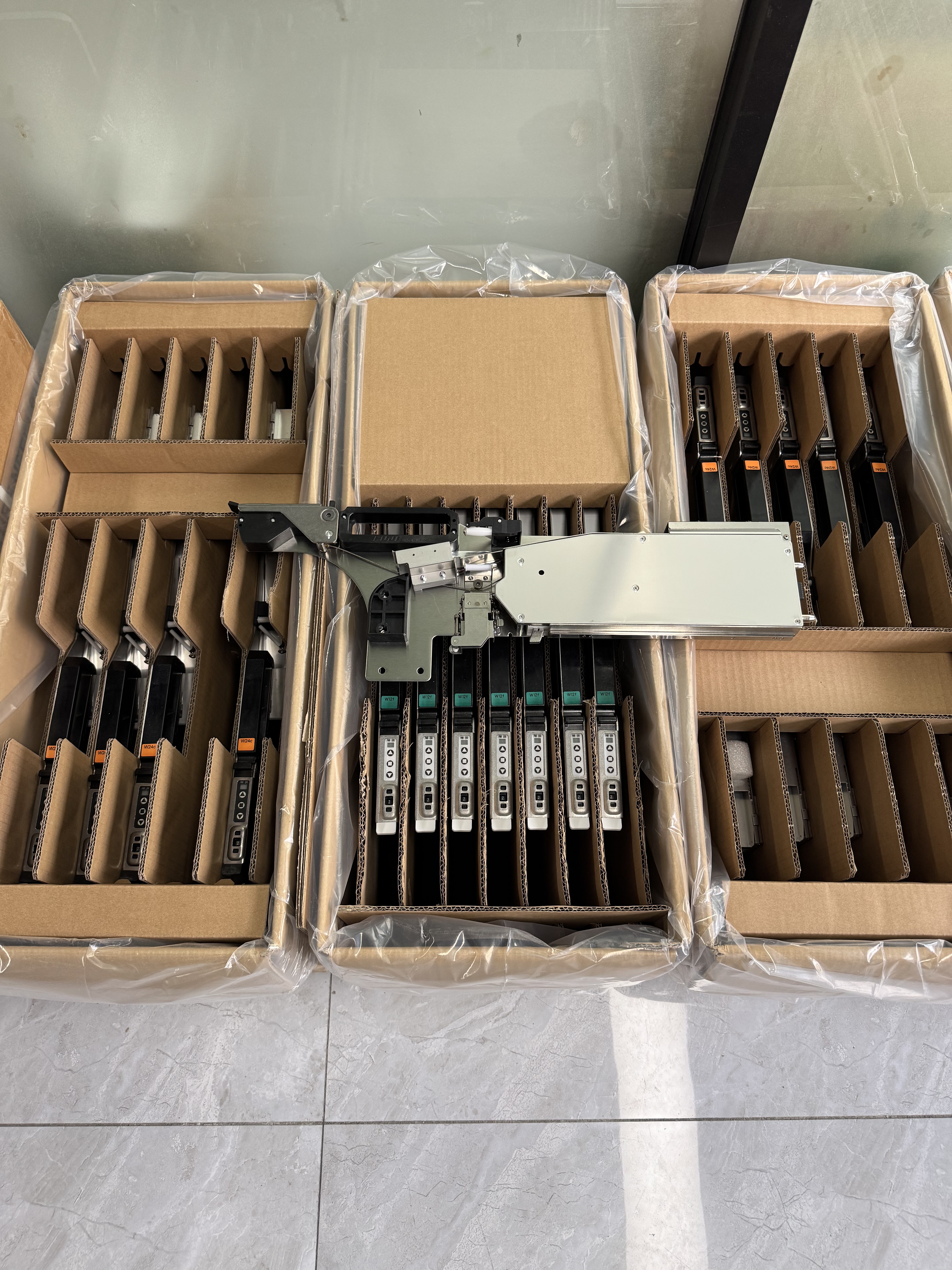 บล็อกบริษัทล่าสุดเกี่ยวกับ ตัวป้อน SMT ช่วยเพิ่มความเร็วและความแม่นยำในการผลิตได้อย่างไร?